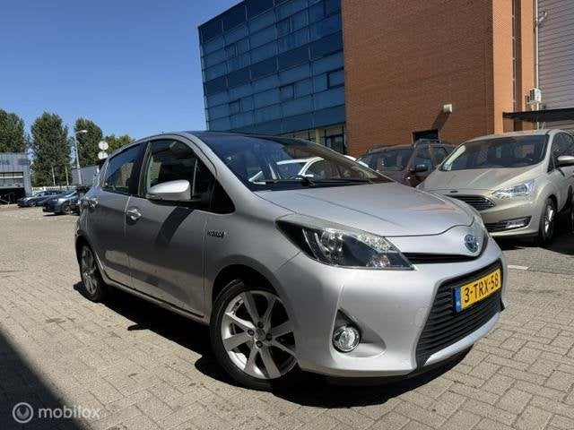 Toyota Yaris 1.5 Full Hybrid Dynamic pano keylesgo halfleer, Auto's, Euro 5, Gebruikt, 4 cilinders, 1070 kg