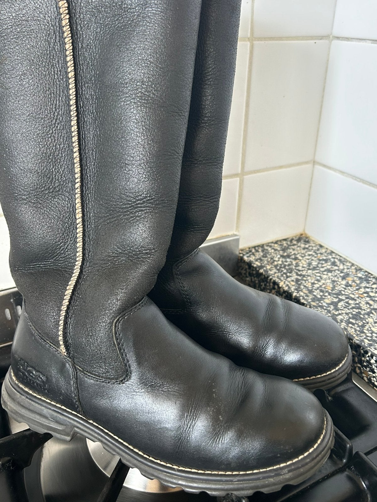 UGG laarzen. Leer, Ophalen of Verzenden, Zo goed als nieuw, Zwart, Hoge laarzen