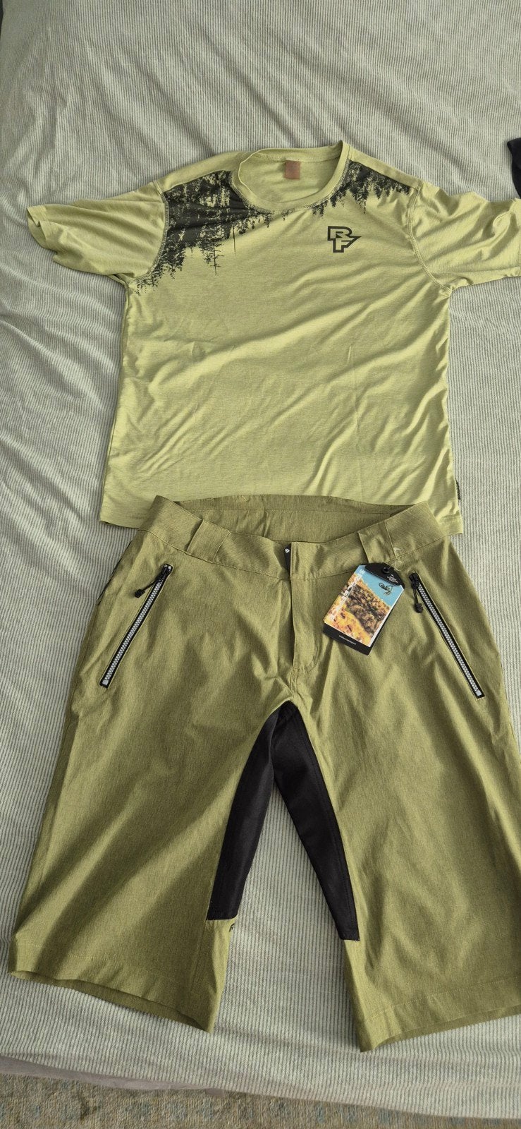 Nieuw RaceFace MTB kledingset (broek L, shirt L) Khaki groen, Ophalen of Verzenden