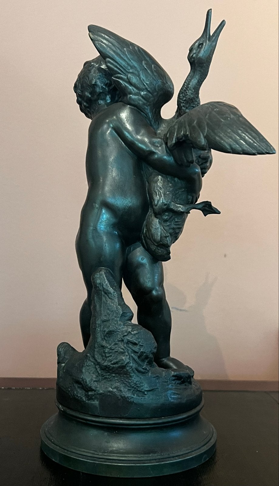 Bronzen Putti met Gans en Konijn, gesigneerd Dumaige, Groep mensen, Ophalen of Verzenden, Brons, Beeld