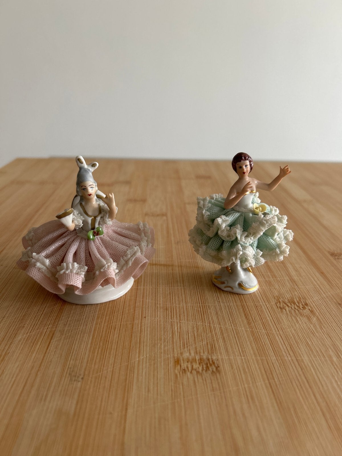 2 Porseleinen Beeldjes - Duits Porselein, 9 cm hoog, Antiek en Kunst, Ophalen of Verzenden