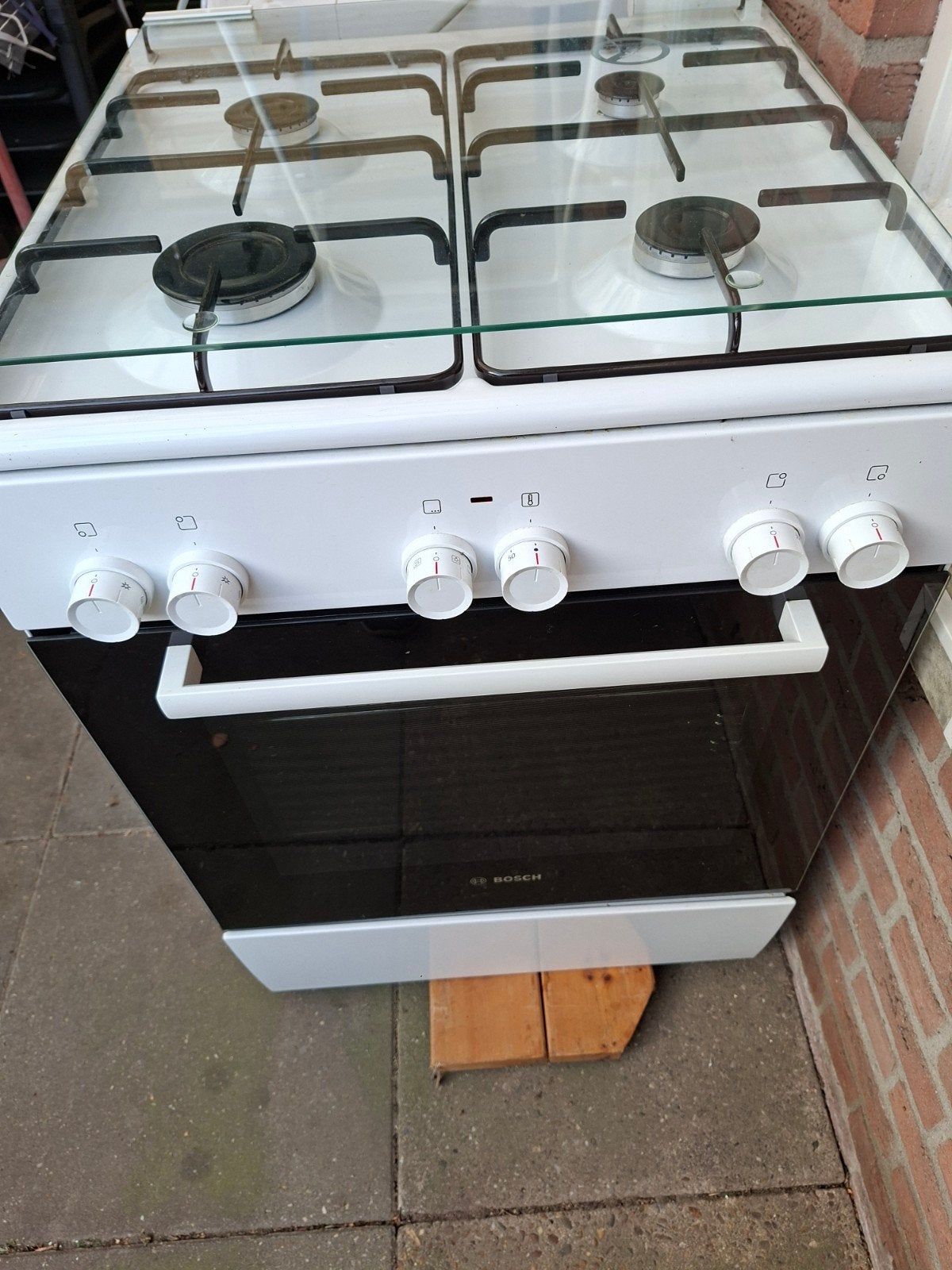 wit gasfornuis Bosch met elektrische oven, Witgoed en Apparatuur, Ophalen, 4 kookzones, Zo goed als nieuw, Gas