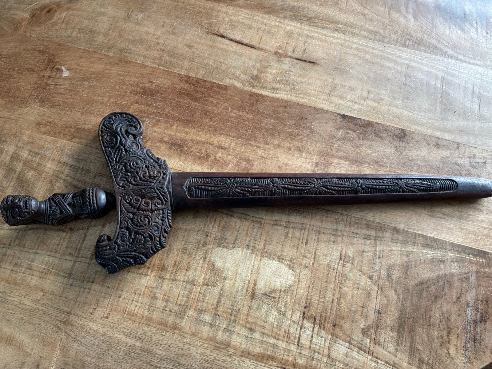 Antieke Indonesische Keris met gedetailleerd houtsnijwerk, Hout, Ophalen of Verzenden, Indonesië, Gesneden