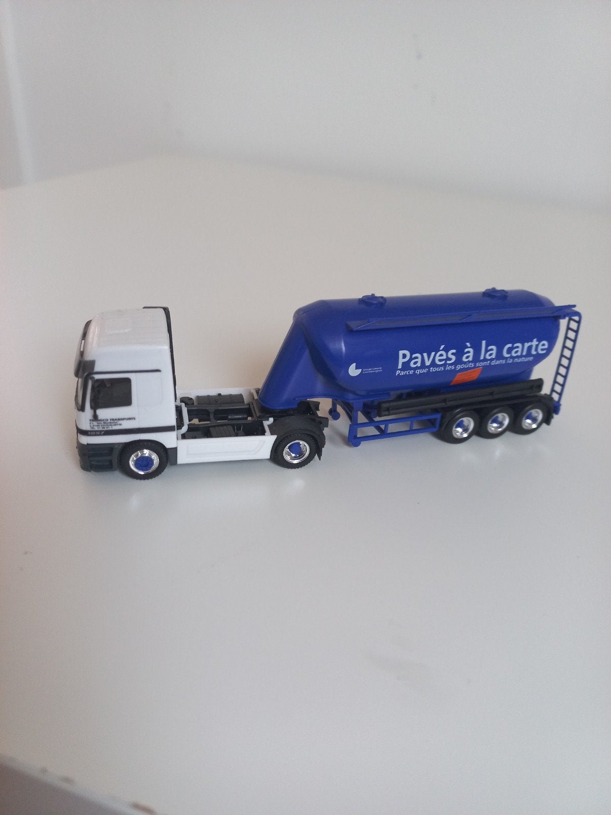 Te koop mooie nieuwe Luxemburgse cement silo, Ophalen, Zo goed als nieuw, Auto, Herpa