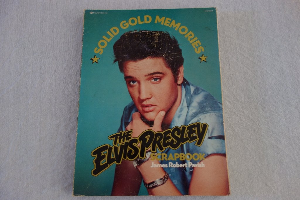 Boek Elvis Presley Solid gold memories, Verzamelen, Ophalen of Verzenden, Gebruikt, Boek, Tijdschrift of Artikel