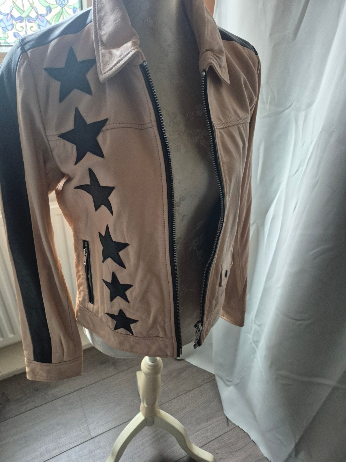 Leren jasje met sterren en nummer 77, Kleding | Dames, Jassen | Zomer, Maat 38/40 (M), Beige, Ophalen of Verzenden, Onbekend