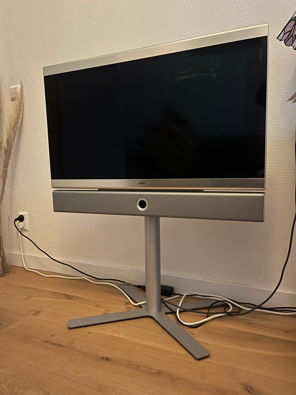 Loewe tv met dolby surround bar en staande poot, Gebruikt, 50 Hz, 80 tot 100 cm, Ophalen