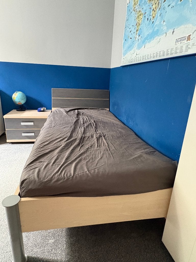 Eenpersoons bed met nachtkastje, Huis en Inrichting, Slaapkamer | Bedden, Ophalen, Gebruikt, 90 cm, Eenpersoons