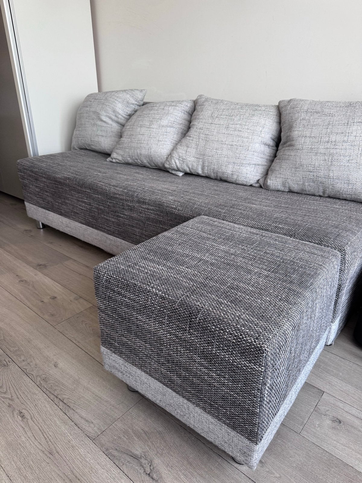 Comfortabele grijze slaapbank met poef, Ophalen, Driepersoons, 75 tot 100 cm, Zo goed als nieuw
