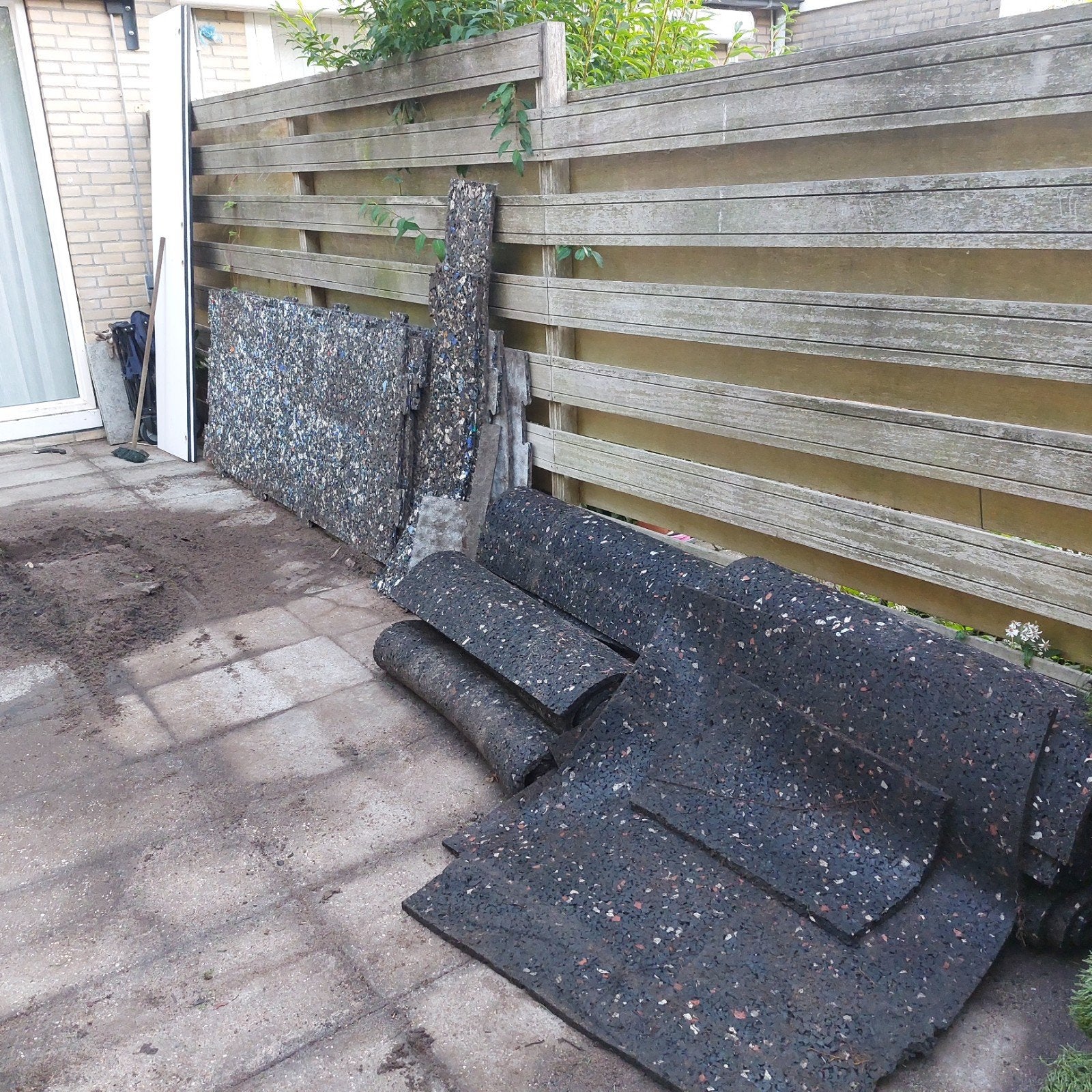 30-40 m2. Gebruikte rubberen tegels voor diverse toepassinge, Ophalen, Gebruikt, 10 tot 20 m², Kunstgras