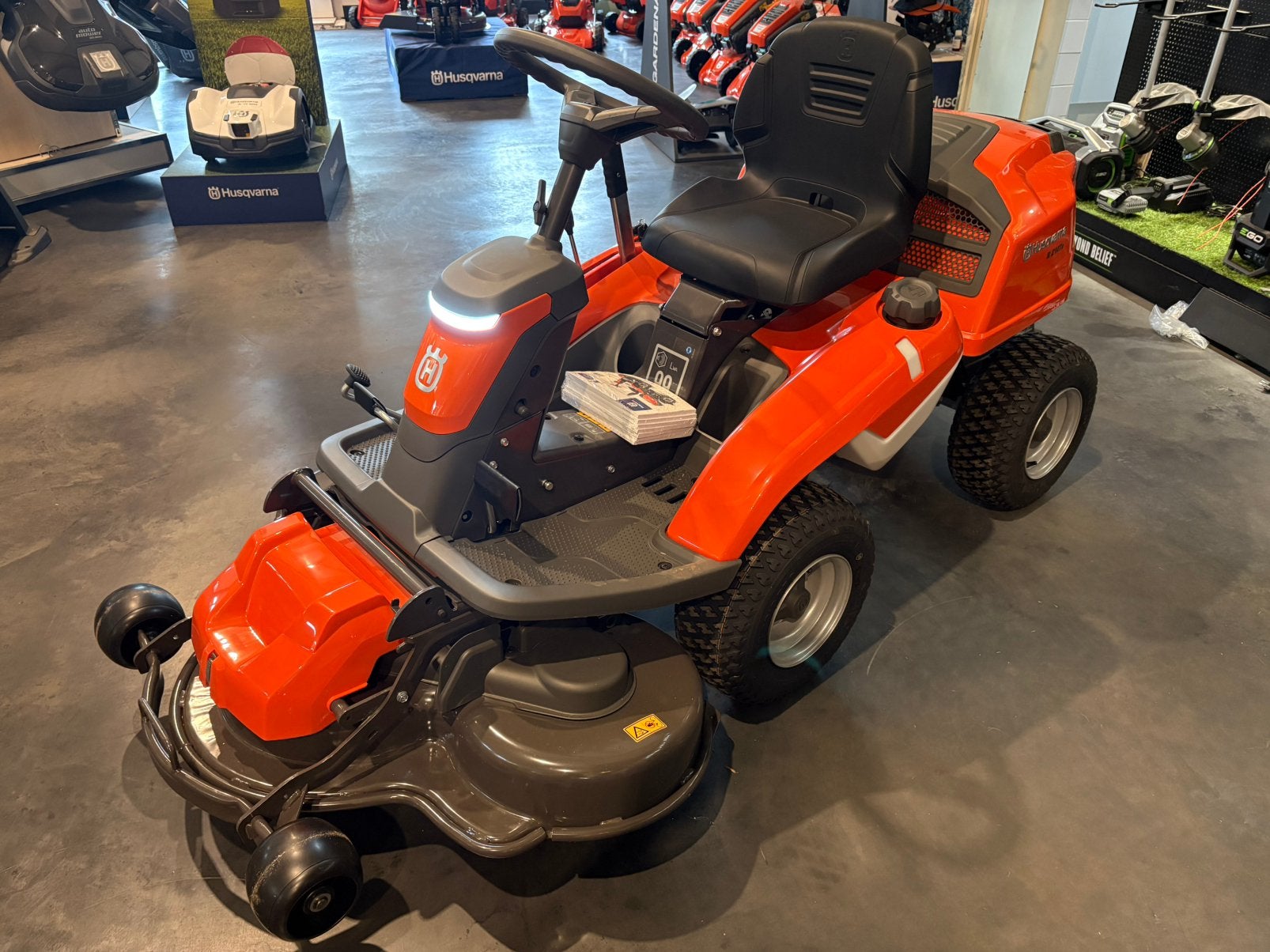 Nieuwe Husqvarna 214Ts 103cm frontmaaier zitmaaier stuurbekr, Ophalen, Nieuw, Elektrische starter, 90 tot 120 cm