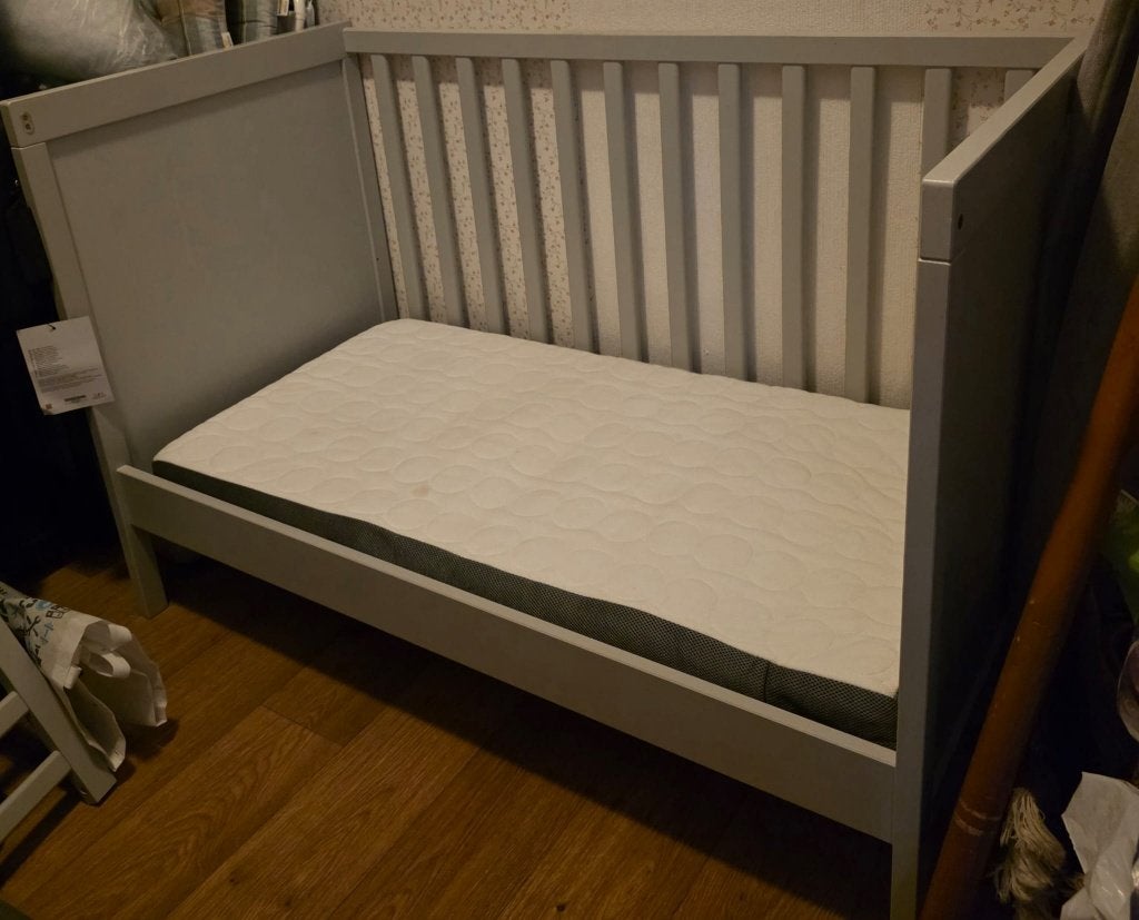 Gratis: Kinderbedje/ ledikantje + matras, Kinderen en Baby's, Kinderkamer | Bedden, Gebruikt, Minder dan 140 cm, Minder dan 70 cm