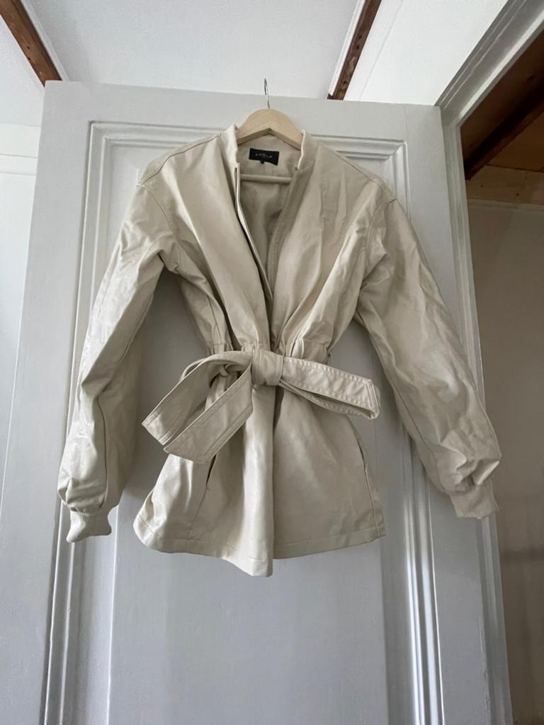 Crème faux leather jack met tailleceintuur | FRNCH, Ophalen of Verzenden, Zo goed als nieuw, Beige