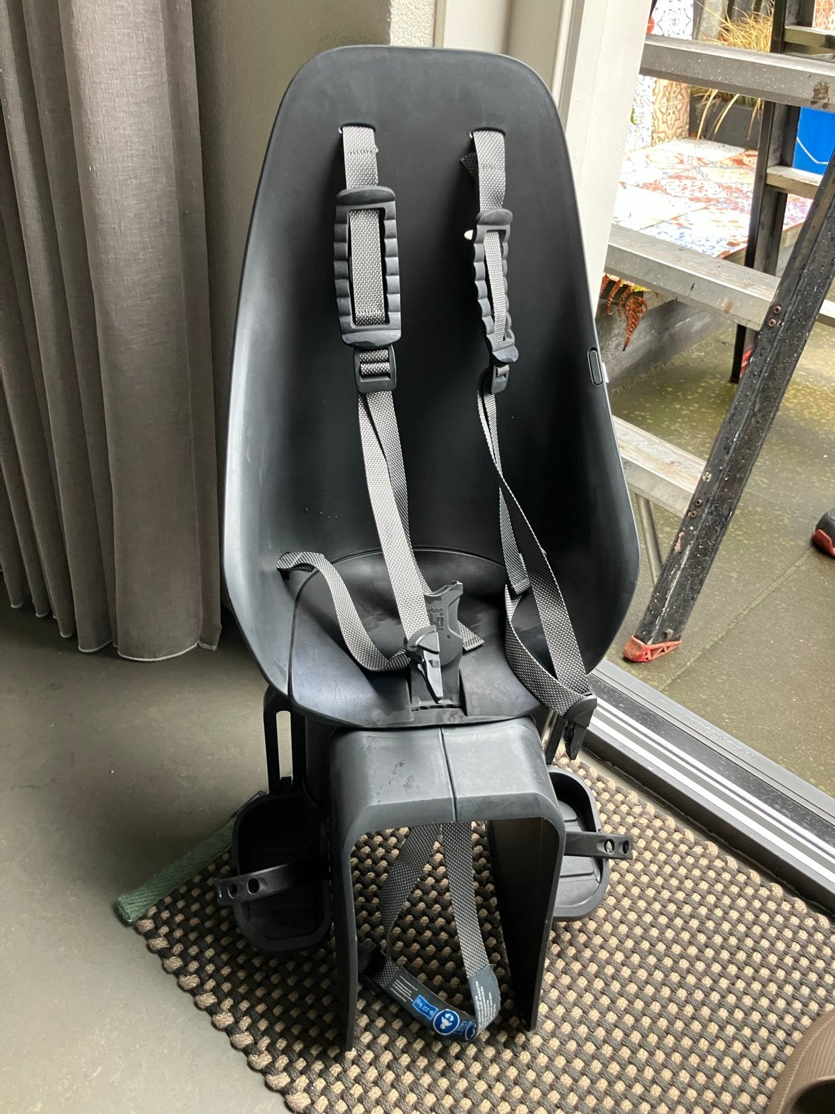 Urban Iki Achterzitje Bincho Black - Zo goed als nieuw, Fietsen en Brommers, Ophalen, Achterzitje, Voetsteuntjes, 9 t/m 18 kg