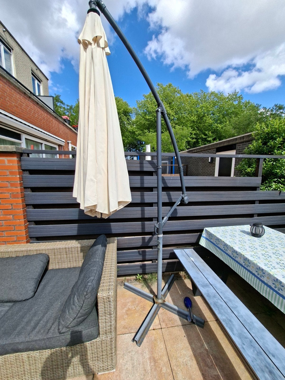Zweefparasol met voetstenen en beschermhoes, Ophalen, Gebruikt, Zweefparasol
