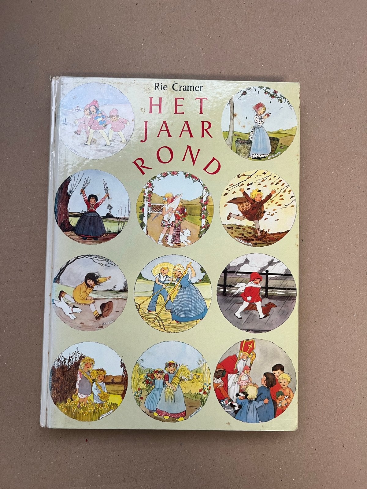 Het Jaar Rond - Rie Cramer (Kinderboek), Boeken, Ophalen of Verzenden, Gelezen, Fictie algemeen