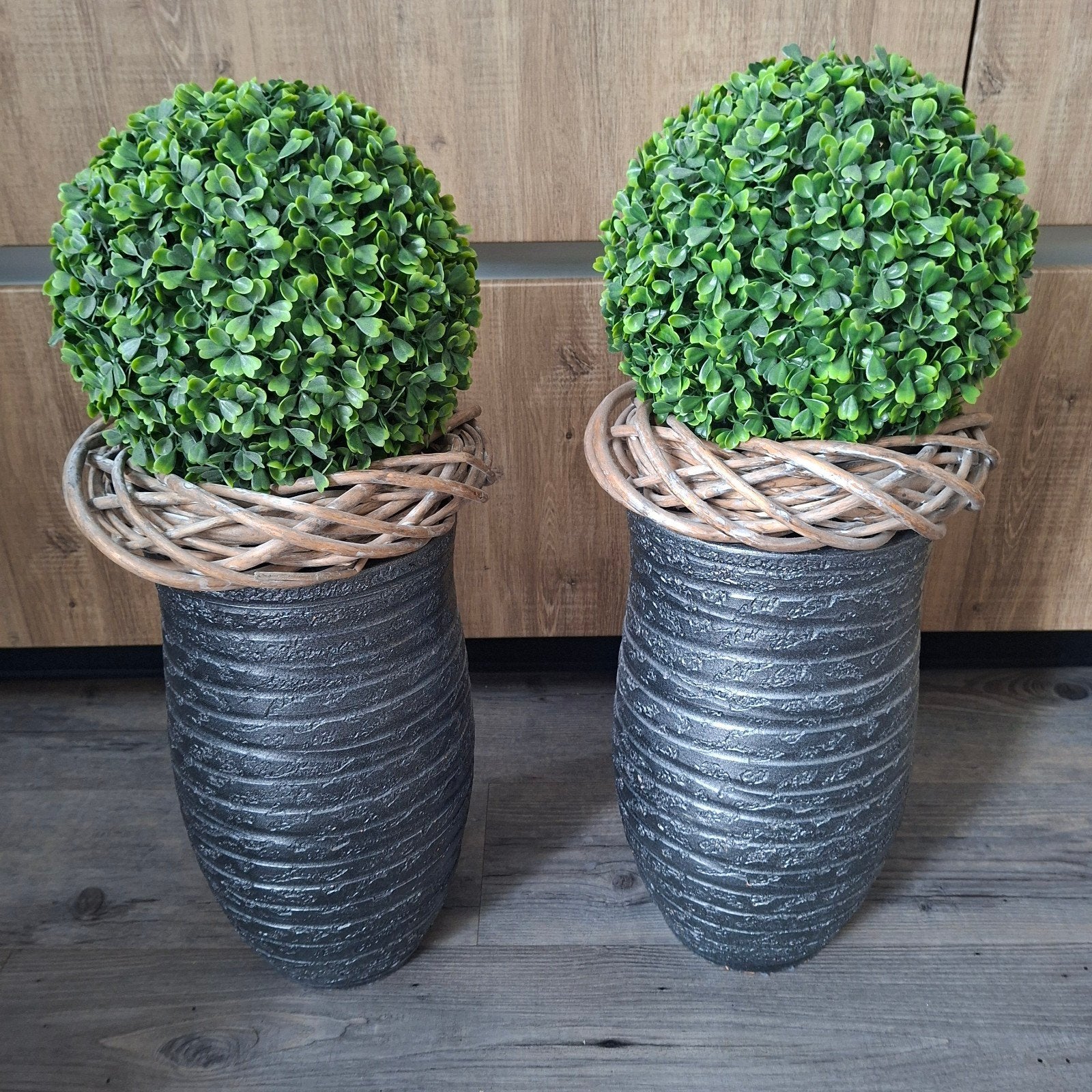 2x vaas met krans en buxusbol, Ophalen, Overige soorten, Volle zon