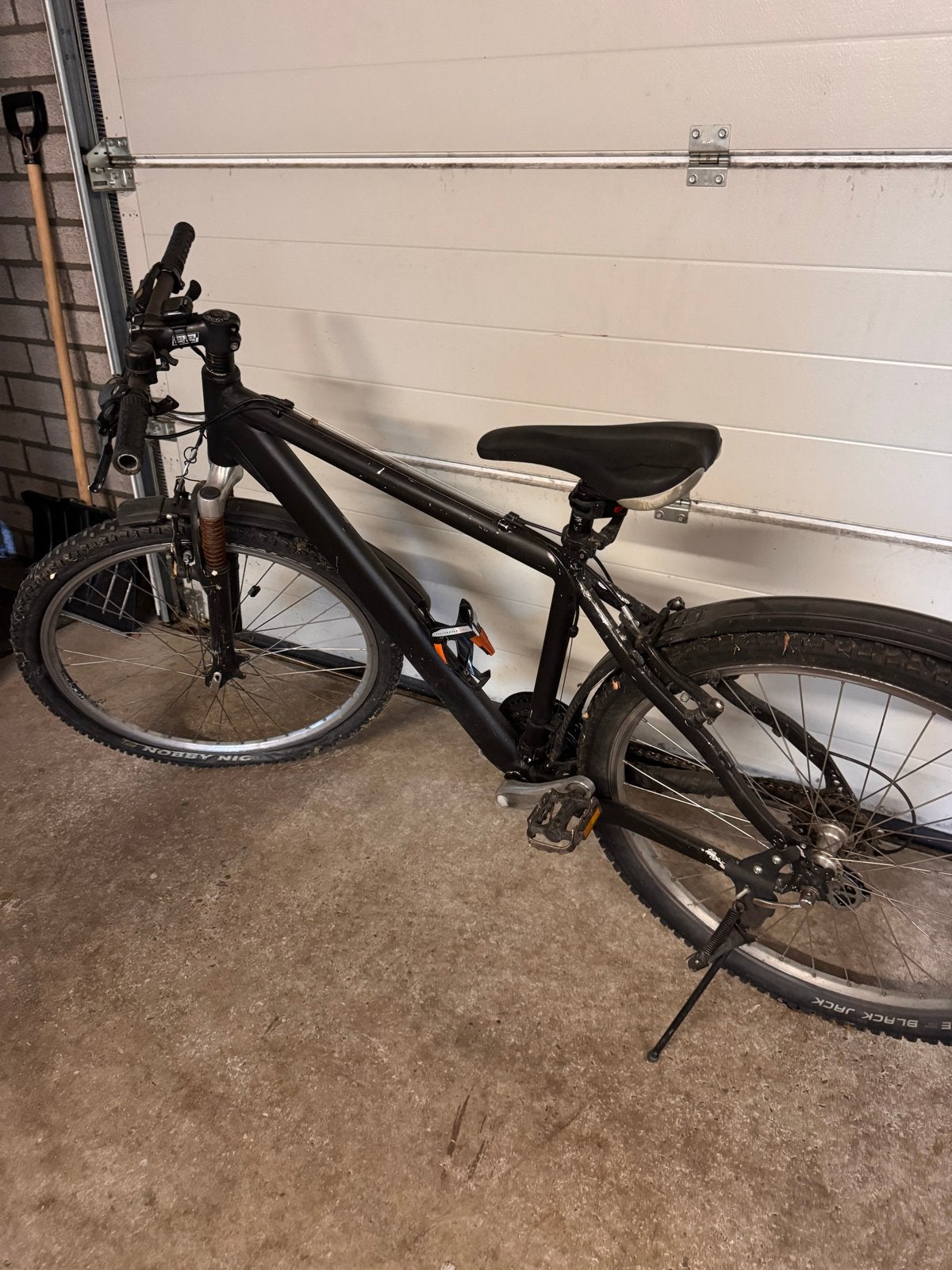 Zwarte mountainbike met vering en schijfremmen, Gebruikt, Hardtail, Heren, Schijfrem