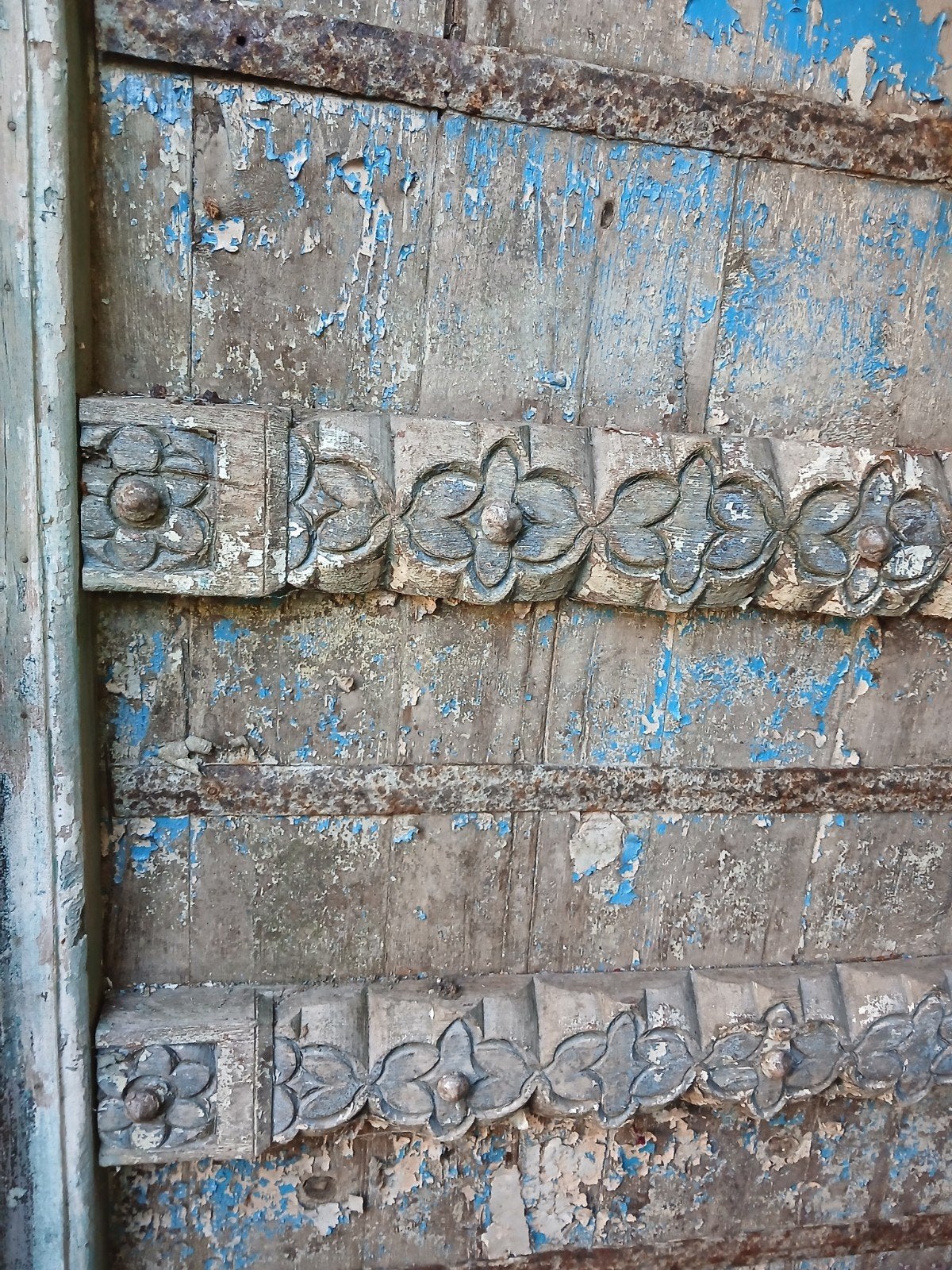 Antieke houten deur met houtsnijwerk ea uit India, Ophalen