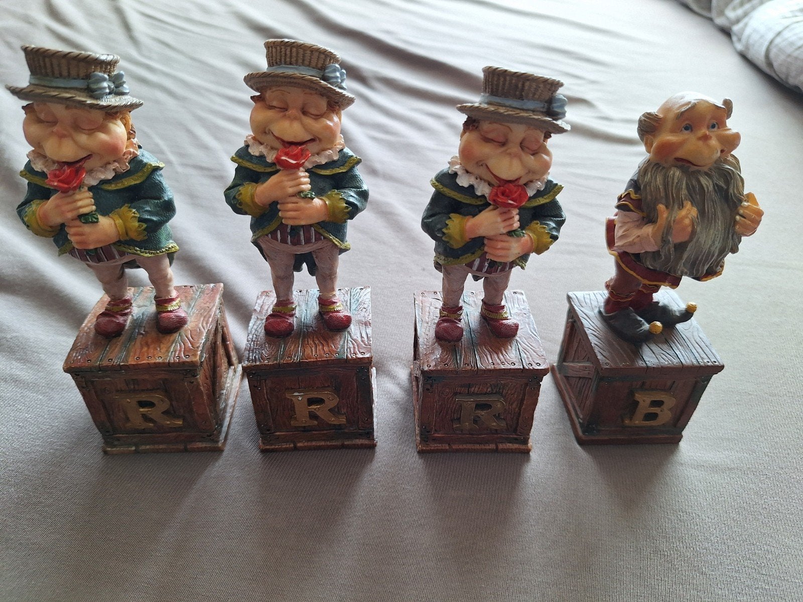 4 Efteling laven 3x letter R 1x letter B 13 cm, Ophalen of Verzenden, Beeldje of Poppetje