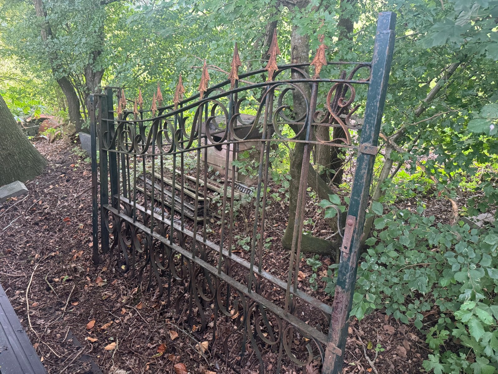 Antiek smeedijzeren sierhekwerk voor een poort 392 cm breed, Met poort, Gebruikt, Ophalen of Verzenden, Sierhekwerk