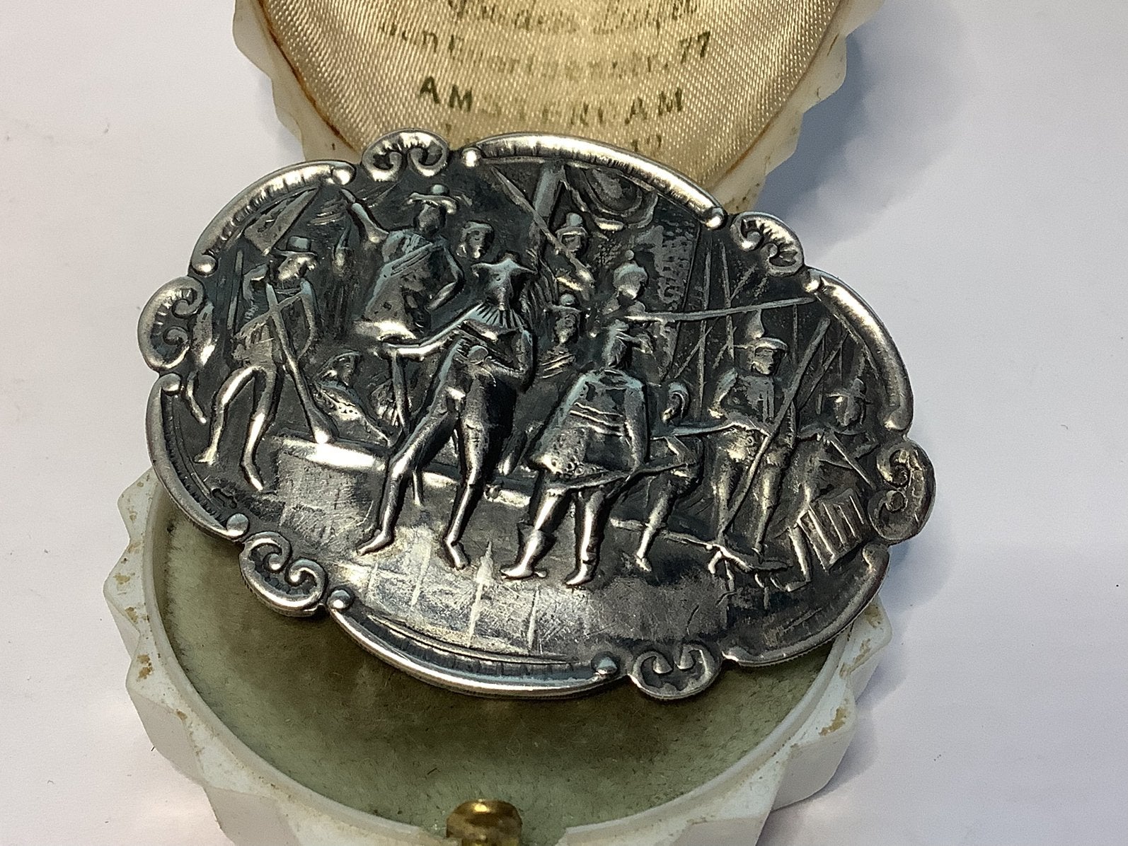 PRACHTIGE ANTIEKE ZILVEREN KLEDERDRACHT BROCHE MET TAFEREEL, Verzenden, Zilver, Broche