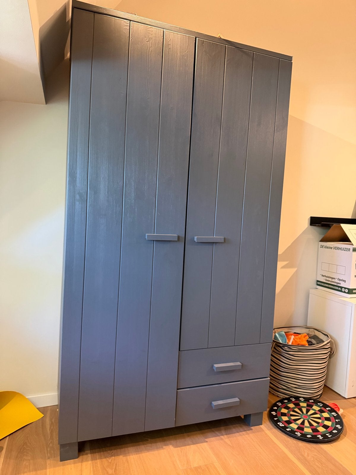 Grijze kast van merk woood, Ophalen, 100 tot 150 cm, 200 cm of meer, Zo goed als nieuw
