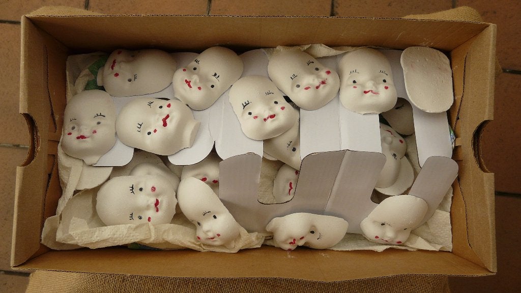 Kinder gezichtjes van gips - 55 stuks, Gebruikt, Handgemaakt, Ophalen of Verzenden, Overige materialen