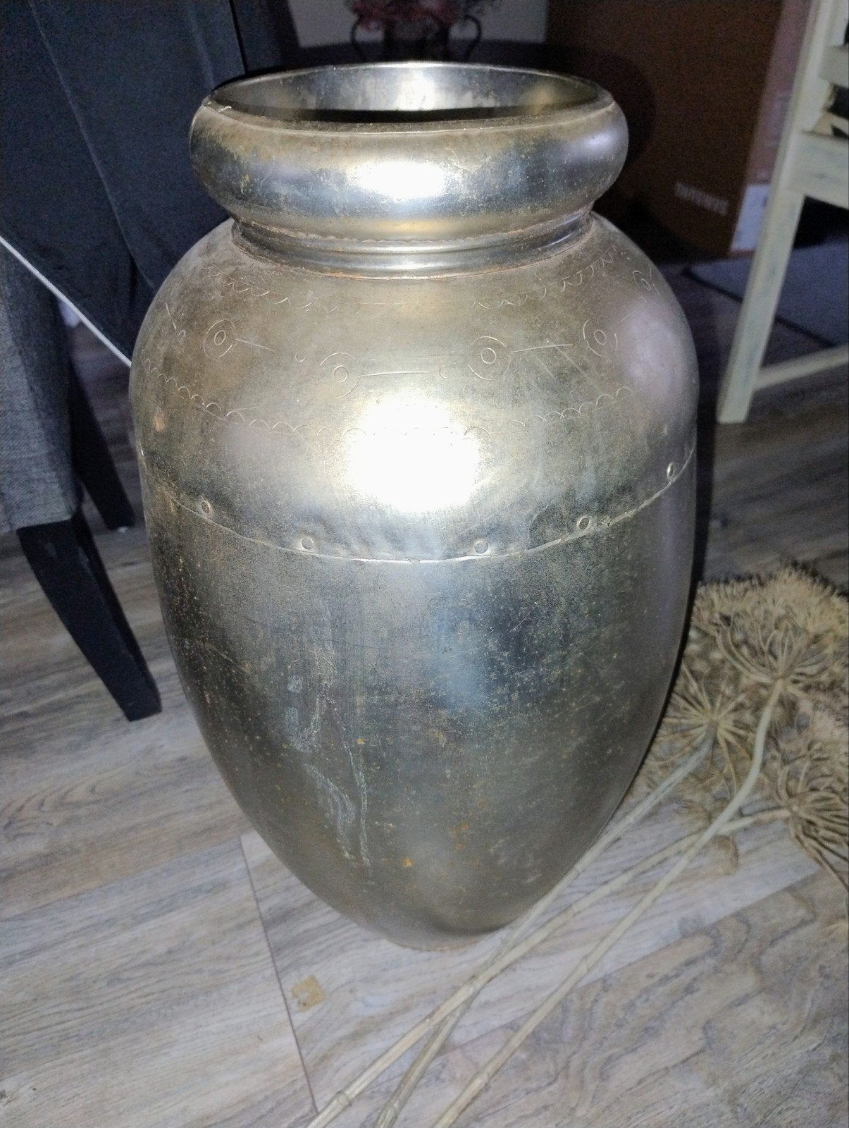 Decoratieve metalen grote vaas met kunsttakken, Antiek en Kunst, Ophalen