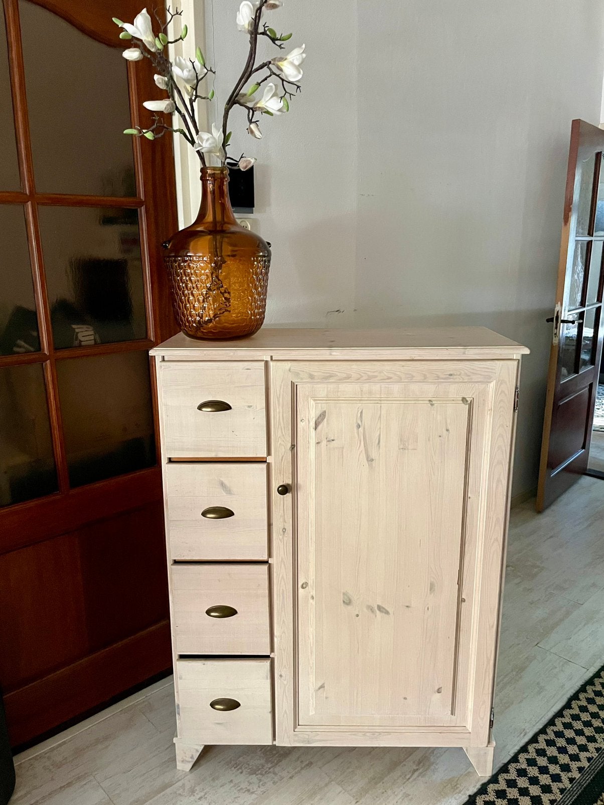 Whitewash hoge meidenkast dressoir, Gebruikt, 50 tot 100 cm, Grenenhout, 25 tot 50 cm
