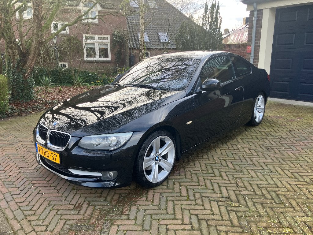 BMW 3-Serie 2.0 D 320 Coupe 2011 Zwart (youngtimer), Achterwielaandrijving, 1995 cc, 4 cilinders, 4 stoelen