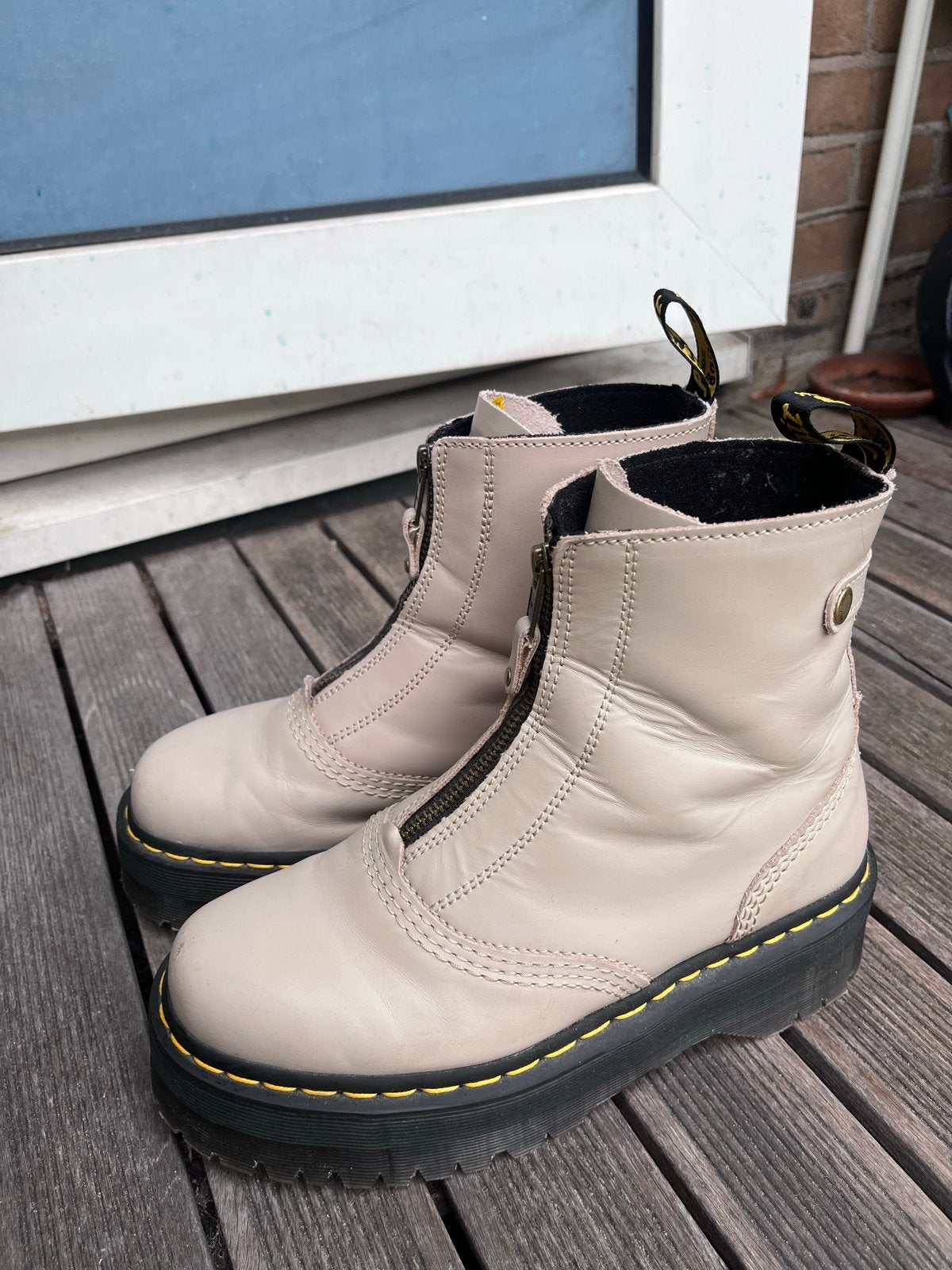 Dr. Martens Jetta creme - Maat39, Kleding | Dames, Schoenen, Ophalen of Verzenden, Zo goed als nieuw, Wit, Lage of Enkellaarzen