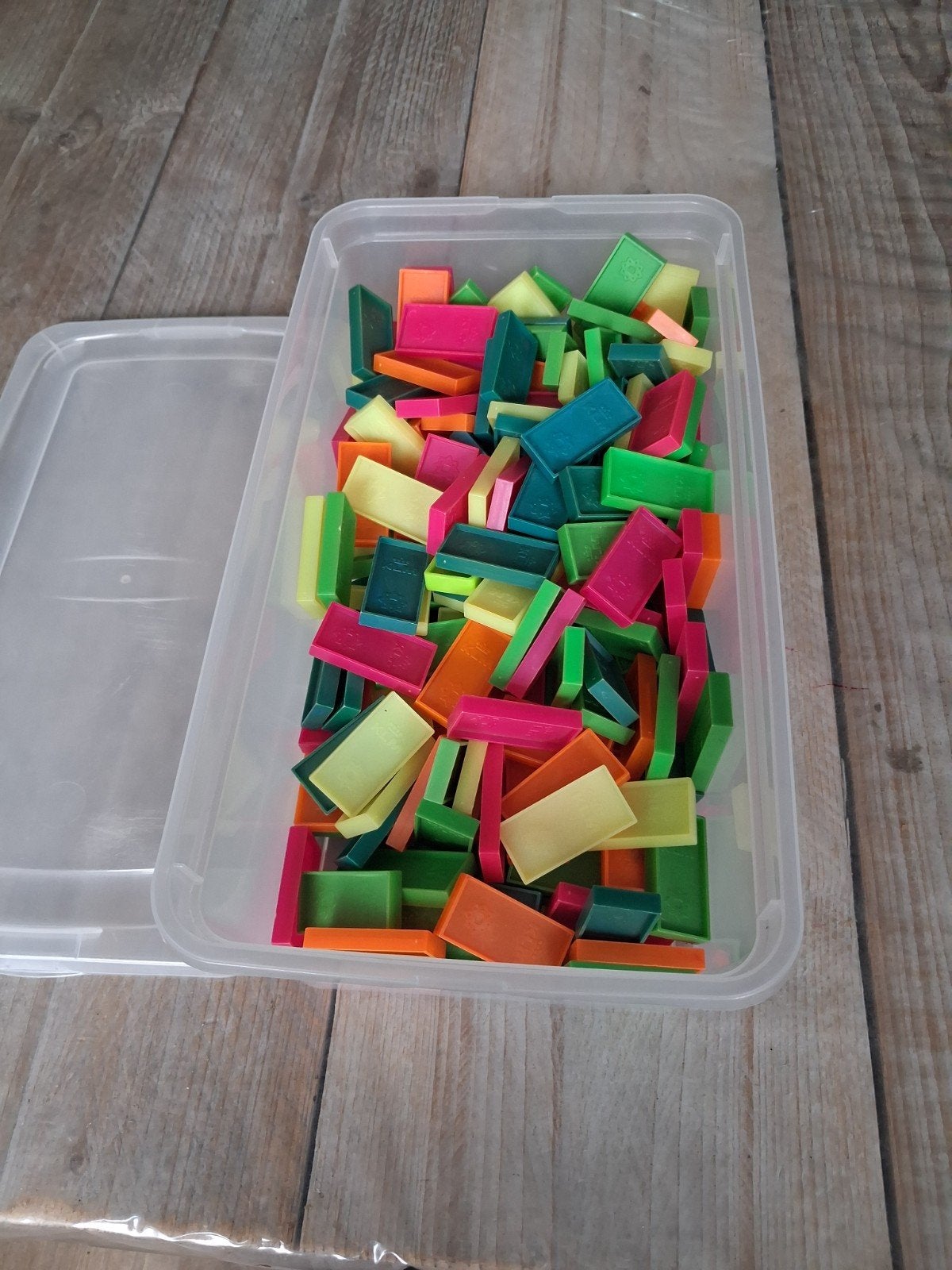 Kleurrijke dominostenen in opbergdoos, Een of twee spelers, Ophalen of Verzenden, Gebruikt, Onbekend