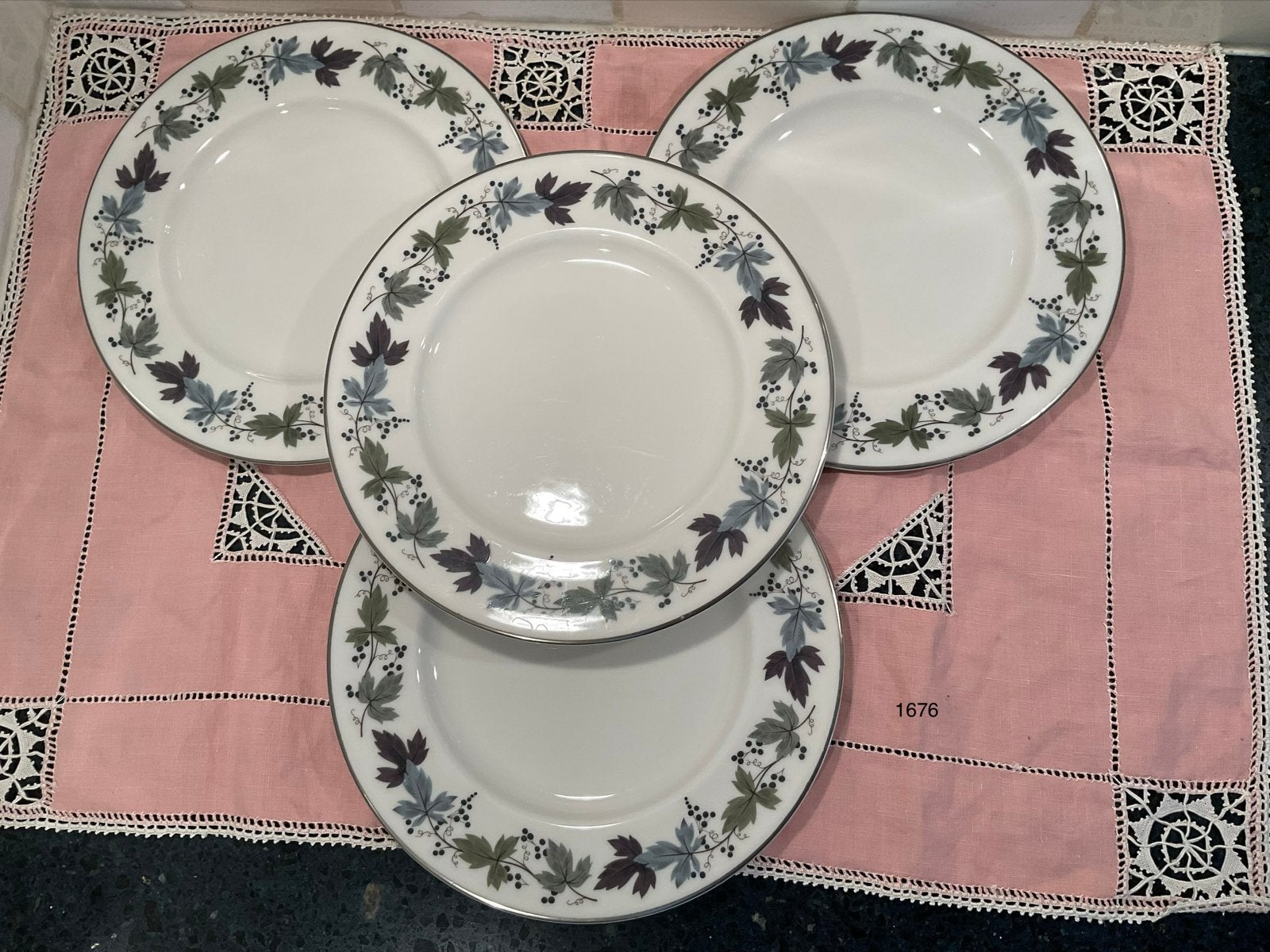 4 Royal Doulton Burgundy TC1001 saladeborden, Huis en Inrichting, Keuken | Servies, Gebruikt, Overige merken, Klassiek, Ophalen of Verzenden
