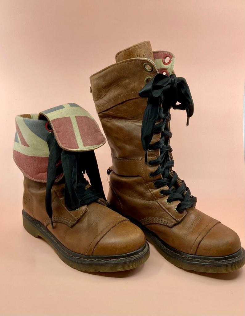 Dr. Martens union jack limited edition, Kleding | Dames, Schoenen, Ophalen of Verzenden, Gedragen, Bruin, Hoge laarzen