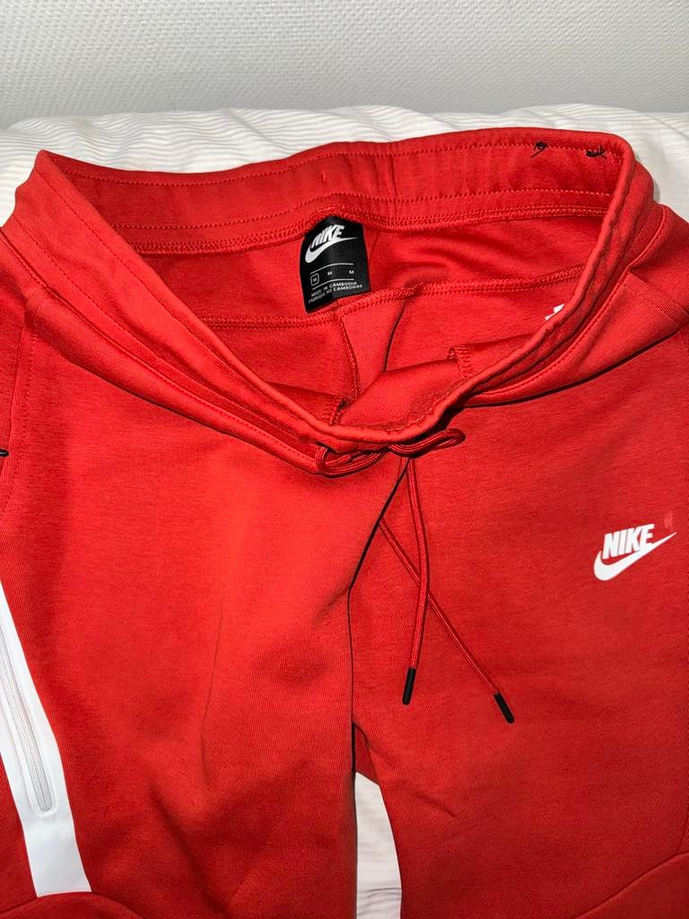 Nike Tech Fleece Joggingbroek - Rood en Bordeauxrood, Ophalen of Verzenden, Zo goed als nieuw, Maat 48/50 (M), Rood