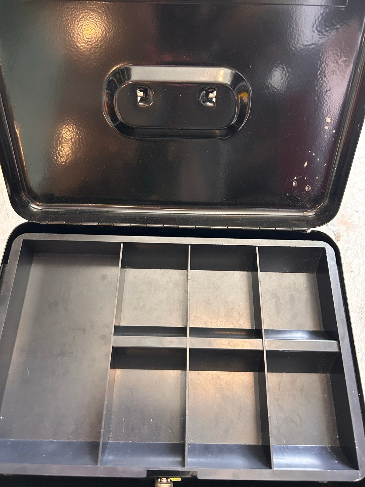 Kluisje / Muntgeld houder met sleutel - Zwart metaal, Minder dan 50 cm, Gebruikt, Z, .
