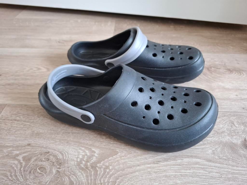 Crocs maat 41 - Comfortabele zwarte klompen, Kleding | Heren, Schoenen, Ophalen of Verzenden, Gedragen, Zwart, Slippers