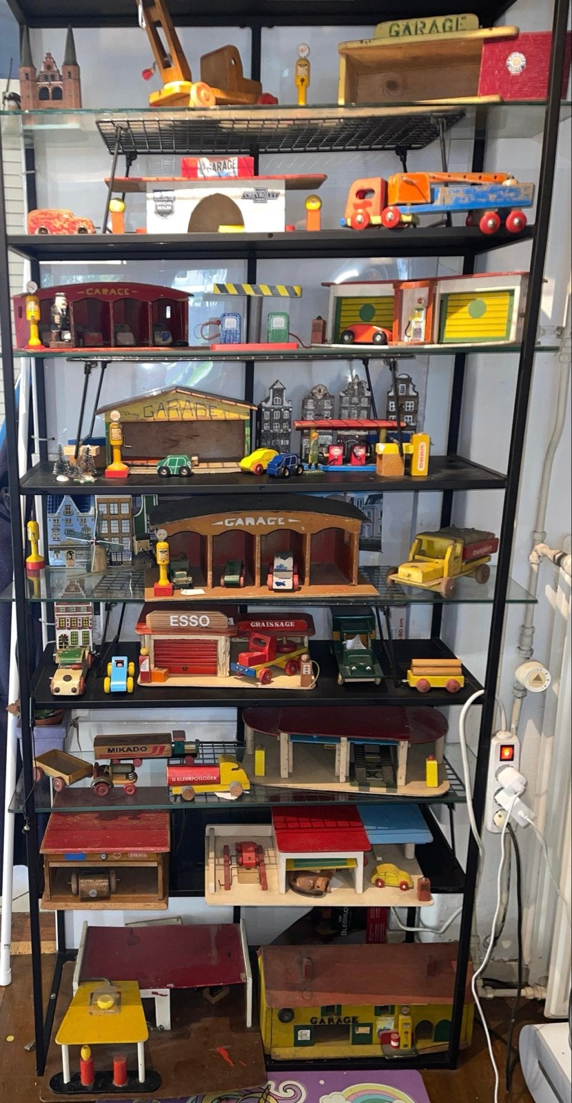 Grote collectie antiek houten speelgoed garages en auto's, Ophalen