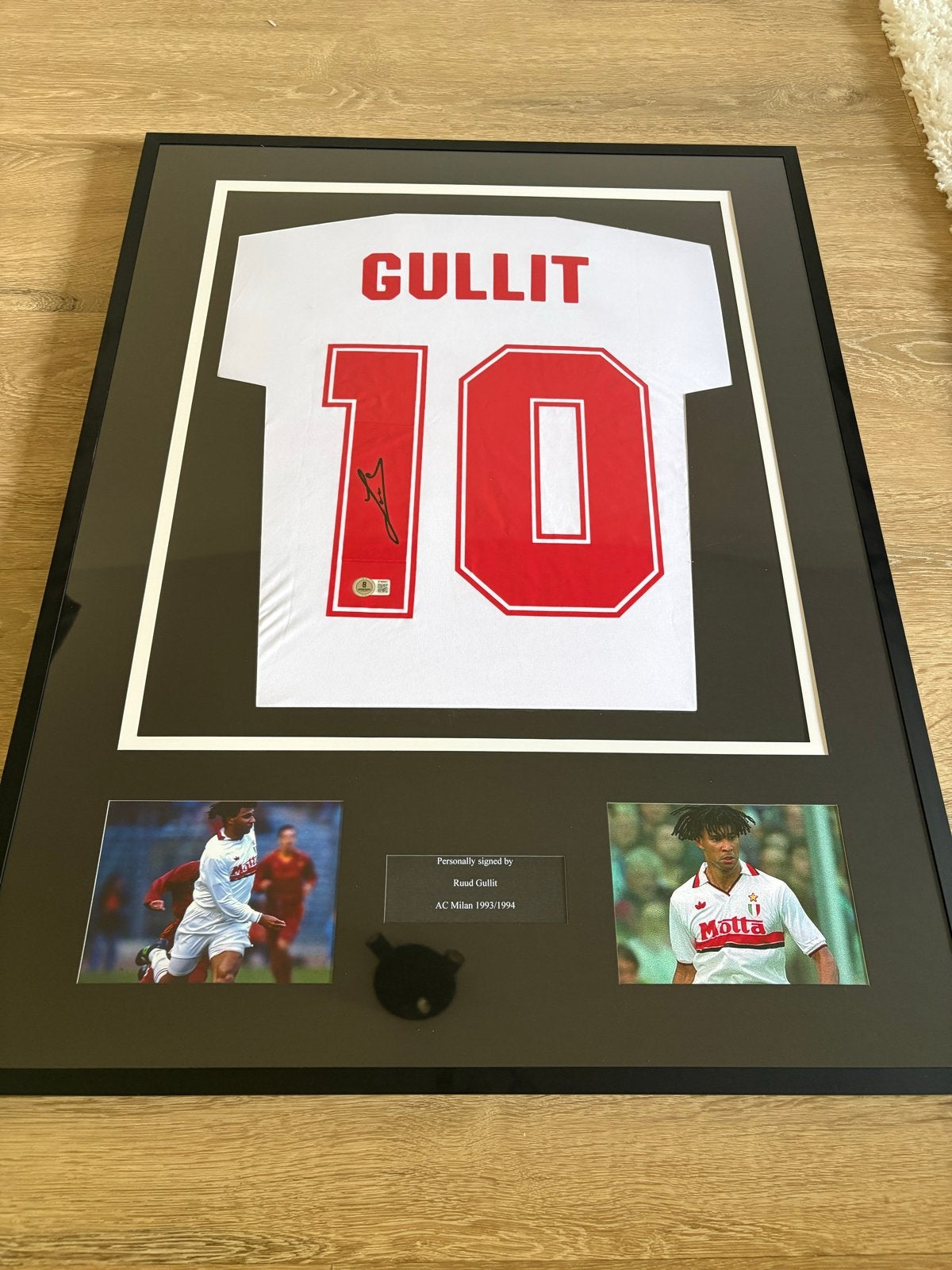 Ingelijst gesigneerd Ruud Gullit AC Milan shirt 1993/1994, Verzamelen, Sportartikelen en Voetbal, Zo goed als nieuw, Shirt, Buitenlandse clubs