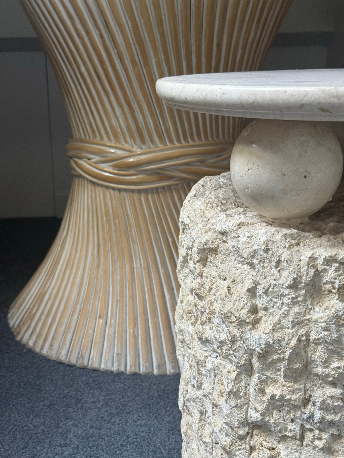 Sidetable met marmeren blad en steenlook base, Overige materialen, Minder dan 55 cm, Gebruikt, Rond