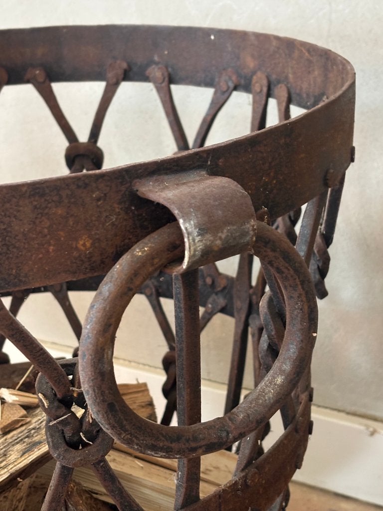 Massieve ijzeren houtmand 50 cm hoog (nieuwprijs €237), Ophalen, Gebruikt, Overige typen, Rond