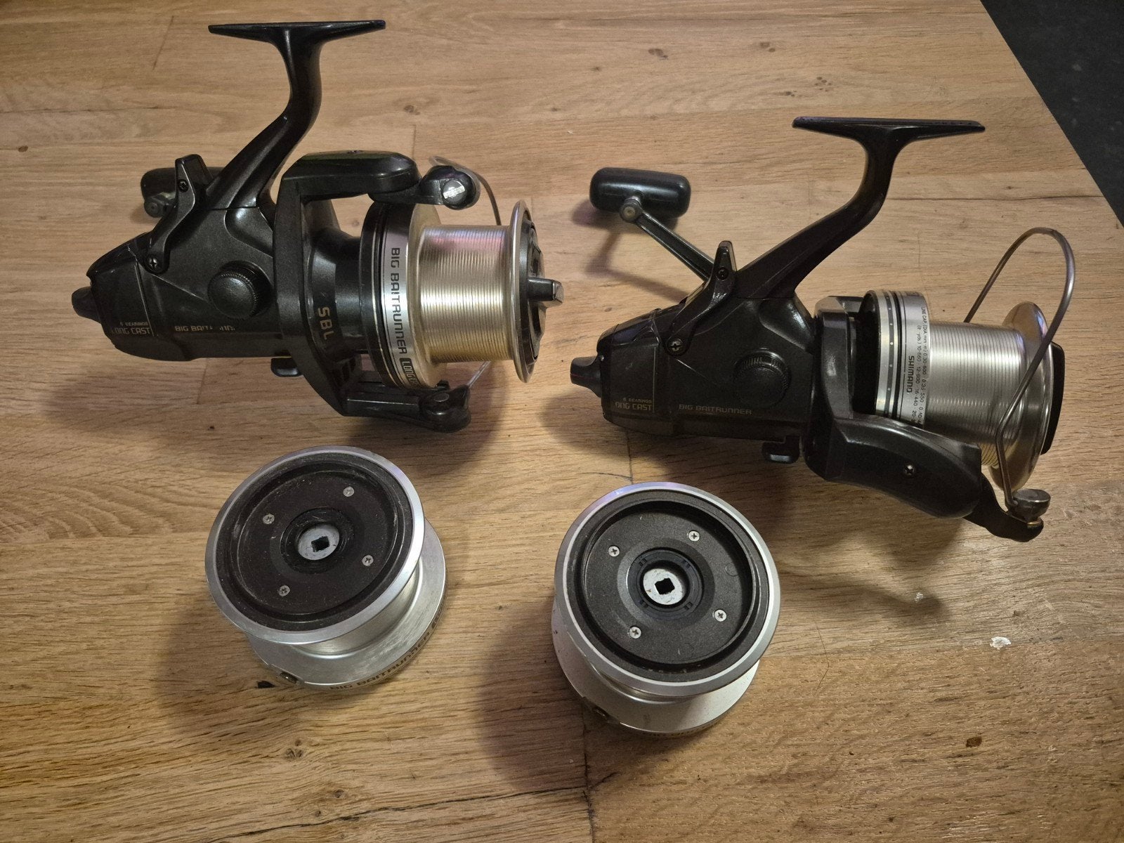 2x Shimano Big Baitrunner LC met reservespoelen, Ophalen of Verzenden, Zo goed als nieuw, Molen