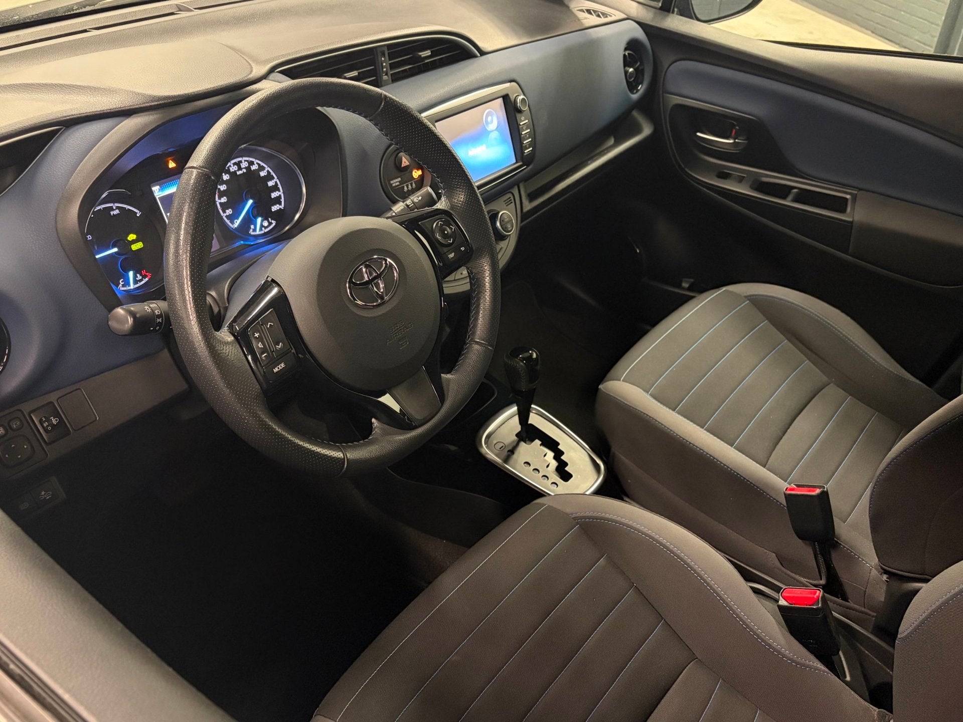 Toyota Yaris 1.5 Hybrid Y20 Automaat Navi / Climate Control, Gebruikt, 4 cilinders, Blauw, Bedrijf