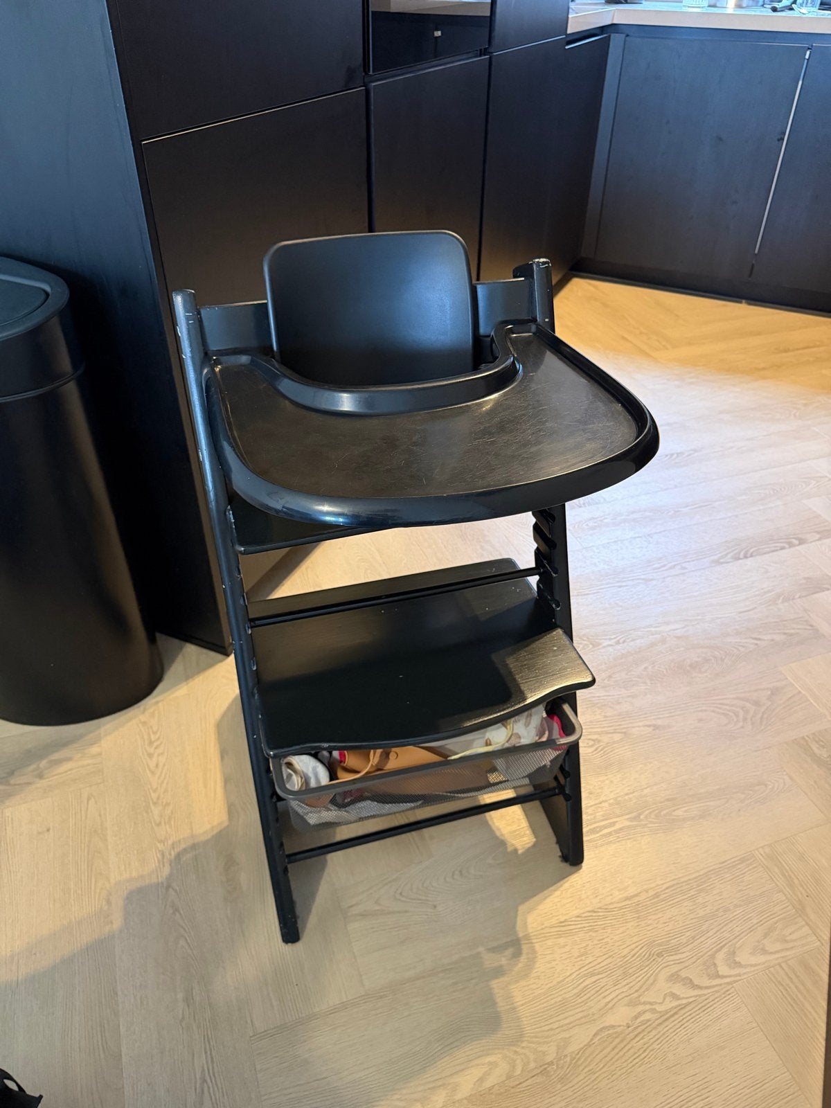 Stokke Tripp Trapp meegroeistoel met eetblad en mandje, Ophalen, Gebruikt, Meegroeistoel, Afneembaar eetblad