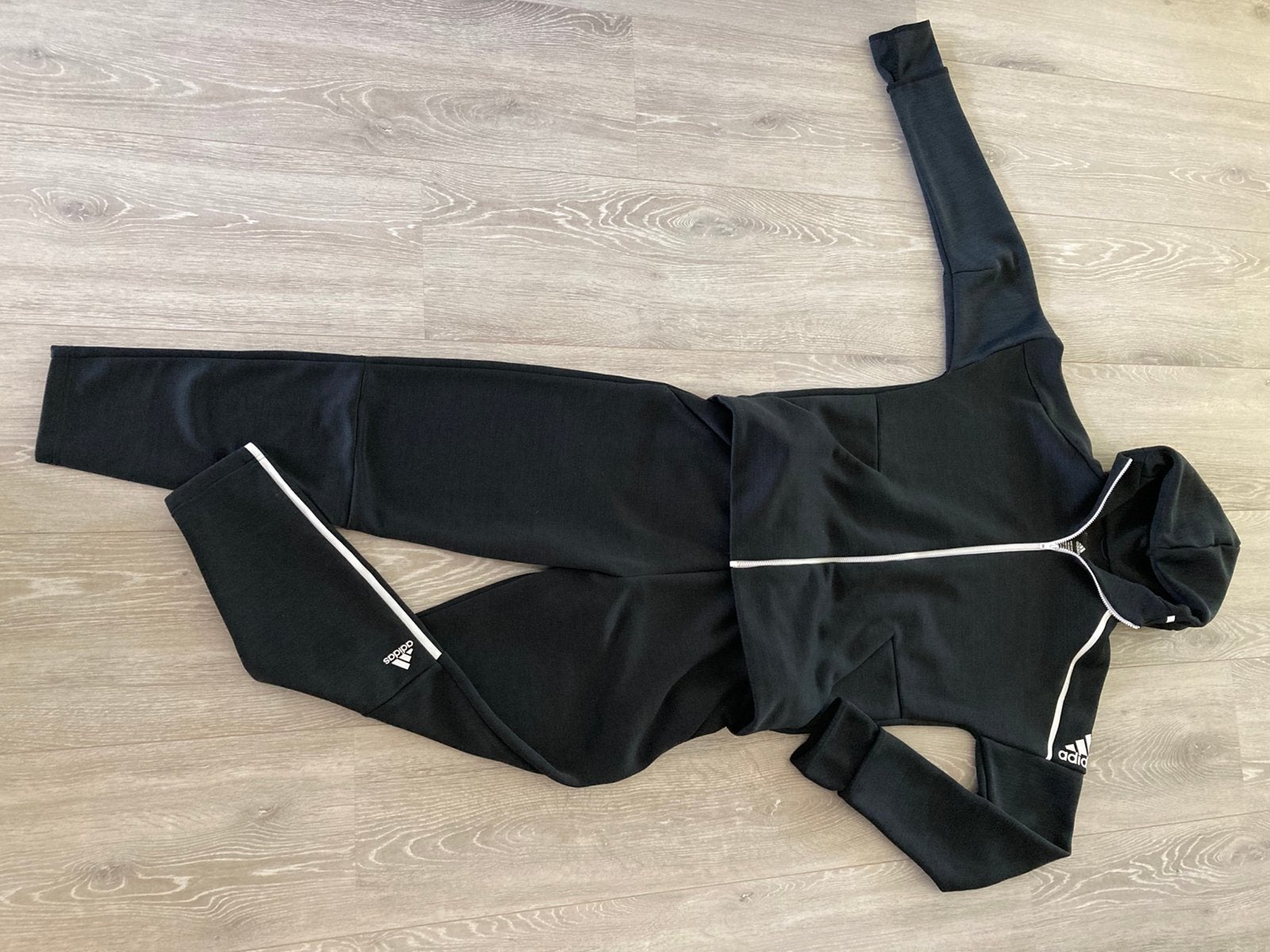 Zgan. ‘ADIDAS’-Pak, broek met vest/ jas zwart maat M, Ophalen of Verzenden, Zo goed als nieuw, Zwart, Algemeen