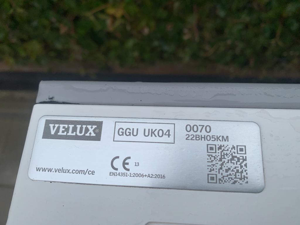 2 KUNSTOF VELUX DAKRAMEN 134x98 GGU UK04, Ophalen, Minder dan 80 cm, Dakraam, 80 tot 120 cm