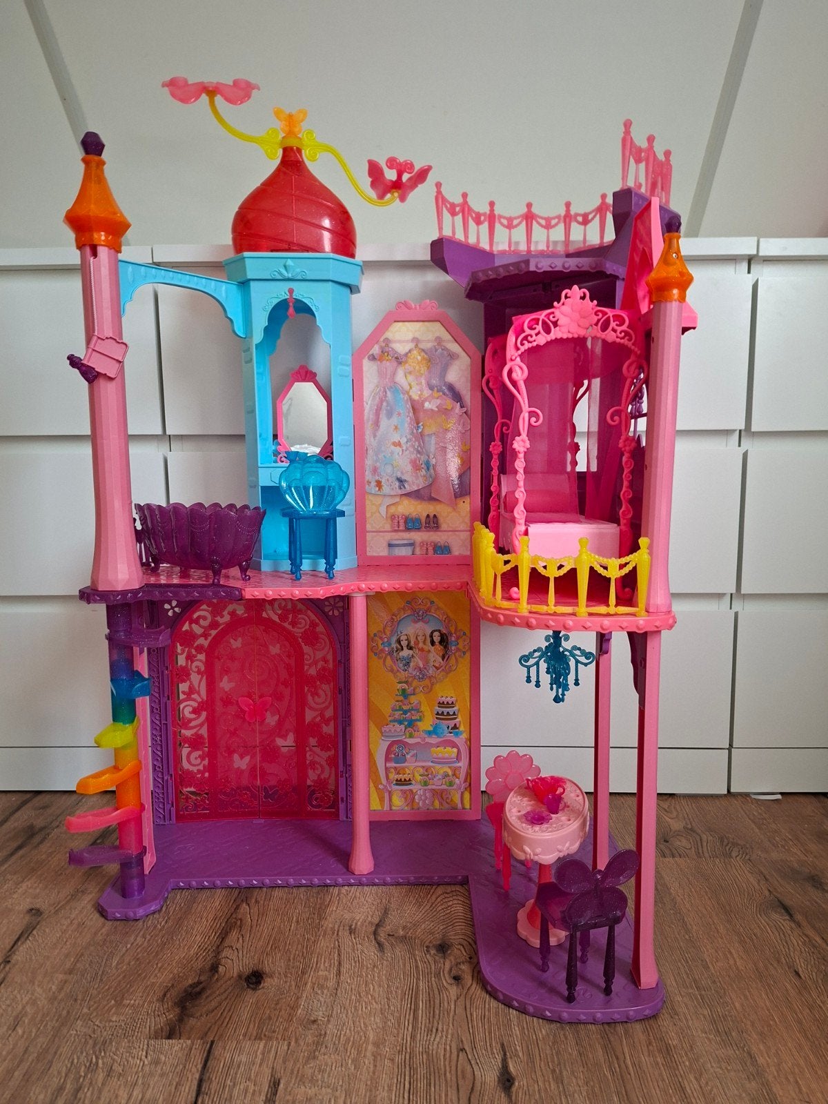Barbie prinsessenkasteel met accessoires, Ophalen, Zo goed als nieuw, Poppenhuis