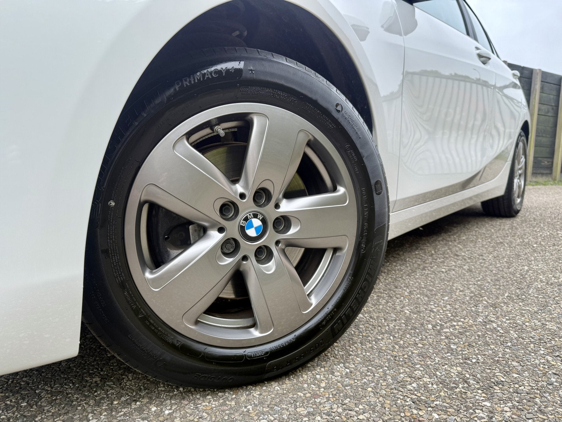 BMW 1-serie 118i Business Edition Plus automaat, nieuwstaat, Auto's, Gebruikt, Wit, Bedrijf, 3 cilinders