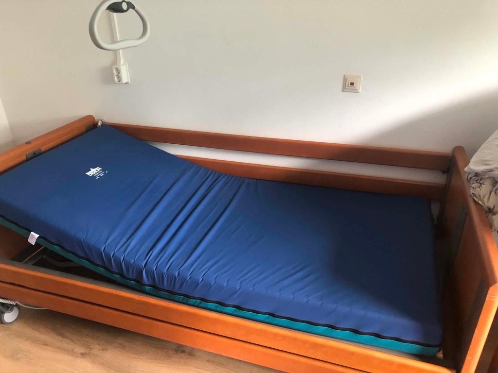 Elektrisch verstelbaar zorgbed met matras, Ophalen, Gebruikt